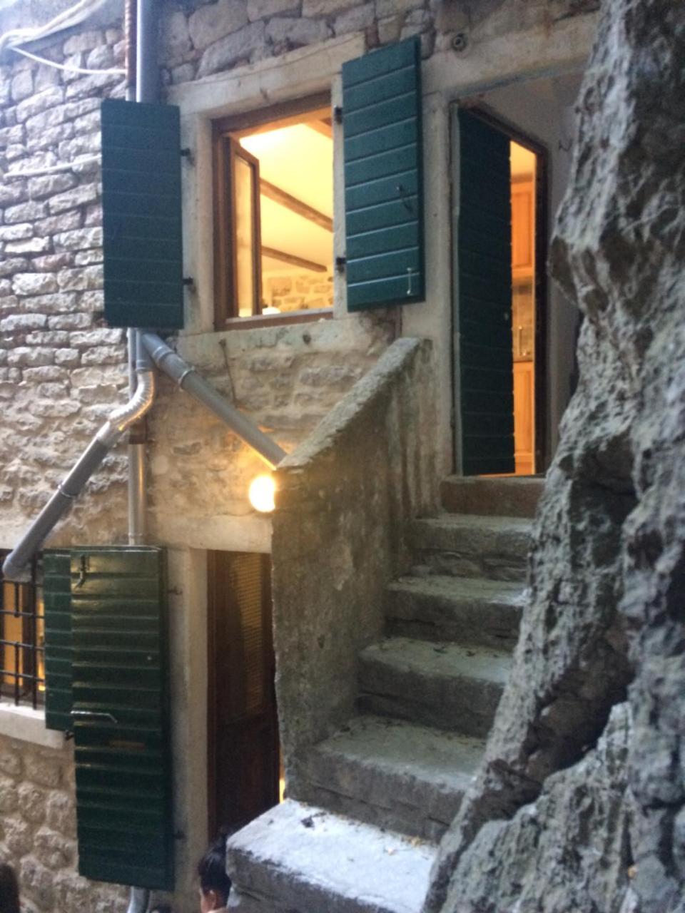 Chic & Stylish With Seaview-Terrace - Kotor Indah Apartment Екстериор снимка
