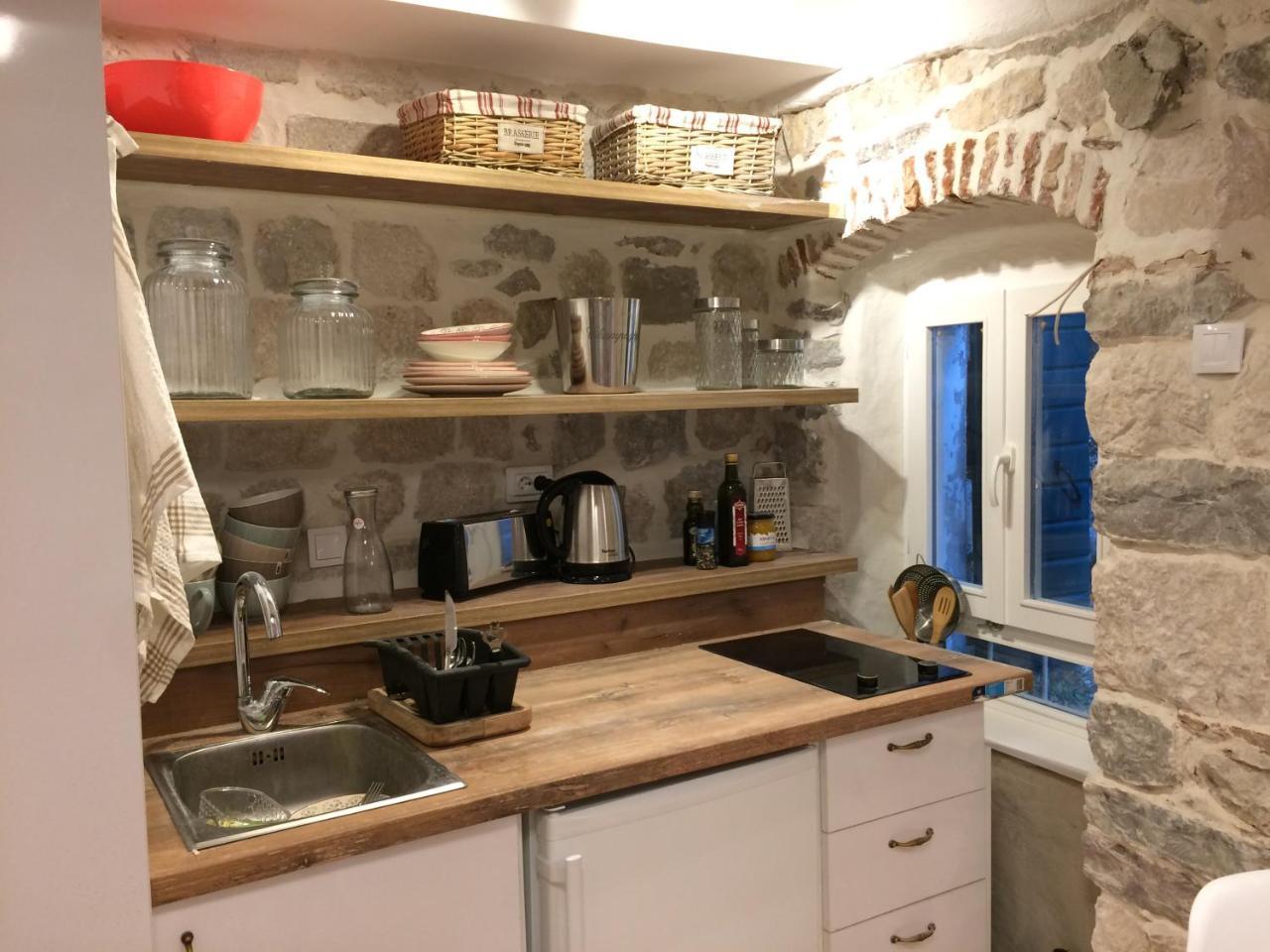 Chic & Stylish With Seaview-Terrace - Kotor Indah Apartment Екстериор снимка