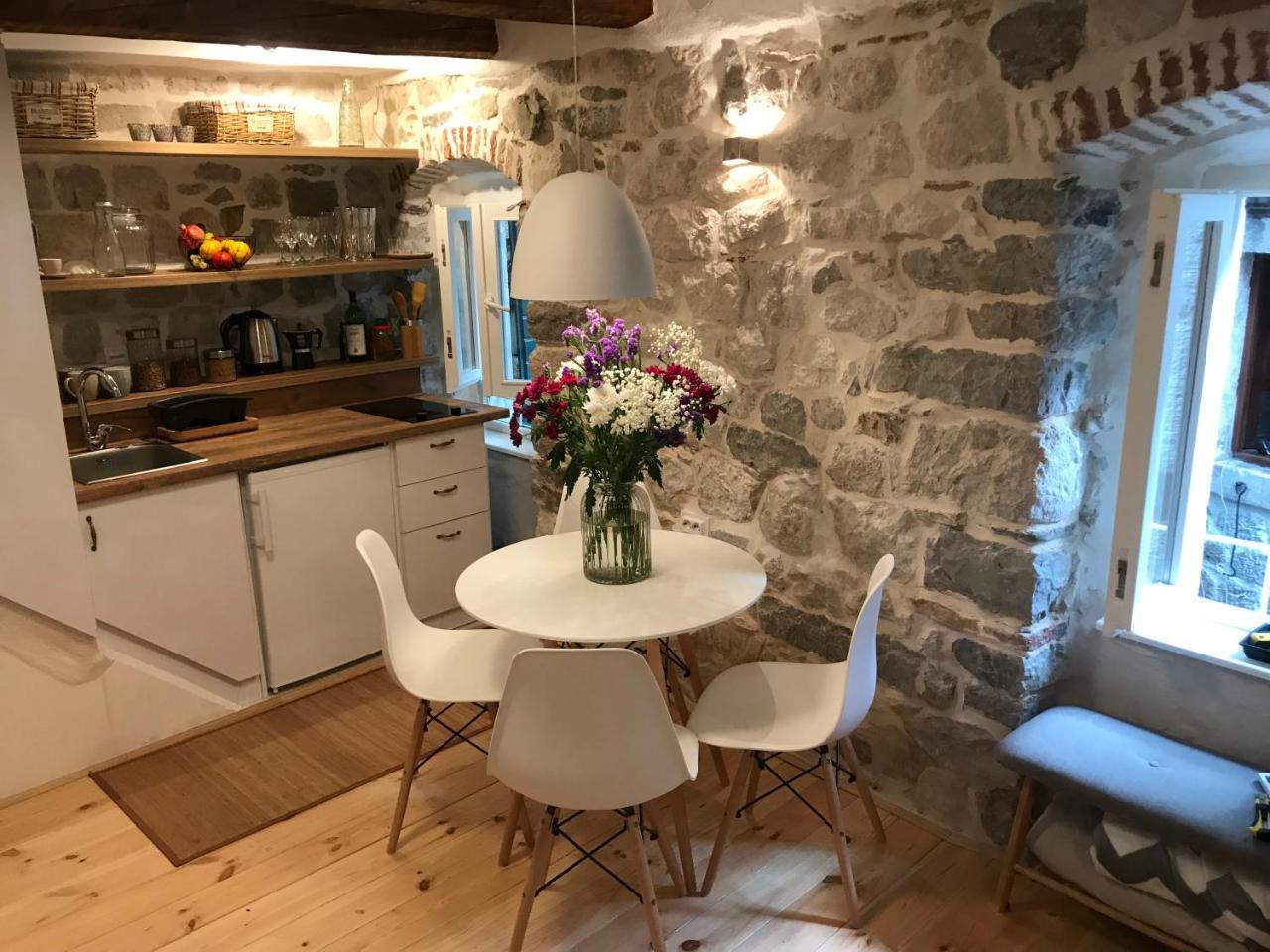 Chic & Stylish With Seaview-Terrace - Kotor Indah Apartment Екстериор снимка